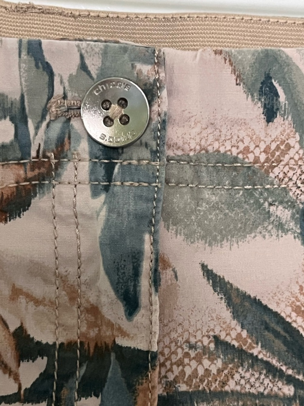 Chico’s Women’s Tropical Print Capri cargo Pants - Beige/Green. Sz 14/16 - Picture 5 of 9